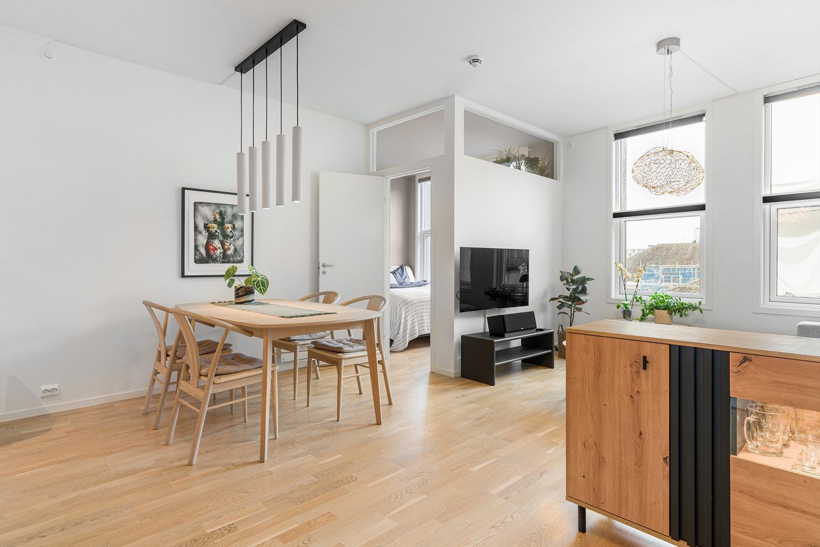 Stue og kjøkken i åpen løsning, men likevel fin soneinndeling. Galleribilde