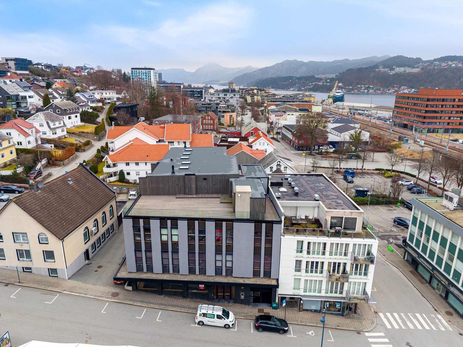 Parkering like ved inngangen.
Velkommen til visning! Galleribilde