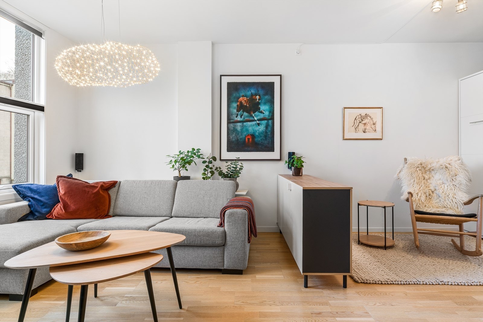 Romslig stue med plass til flere sittegrupper Galleribilde