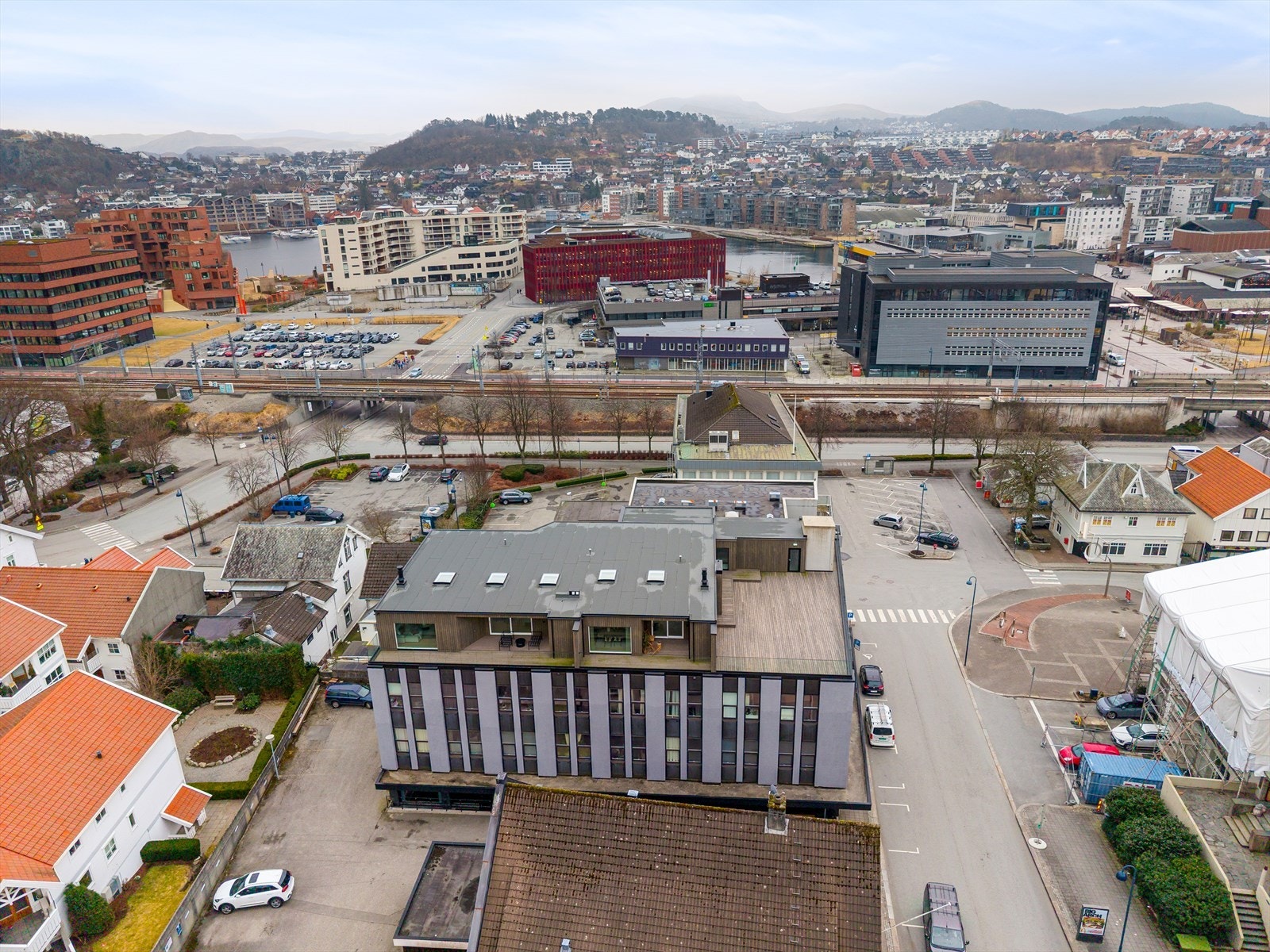 Her har du alt du trenger av shopping og kulturliv like i nærheten. Det er få minutter å gå til butikker, kjøpesenter, kulturhus, kino, dagligvarebutikker, Sandnes bussterminal, Sandnes togstasjon, treningssenter, samt en rekke restauranter og kafeer. Galleribilde