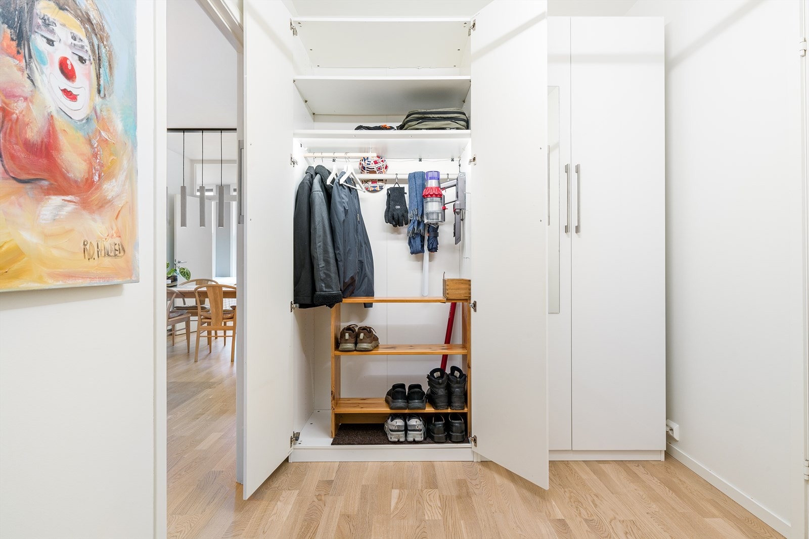 Entre/gang med rikelig med garderobeplass. Galleribilde