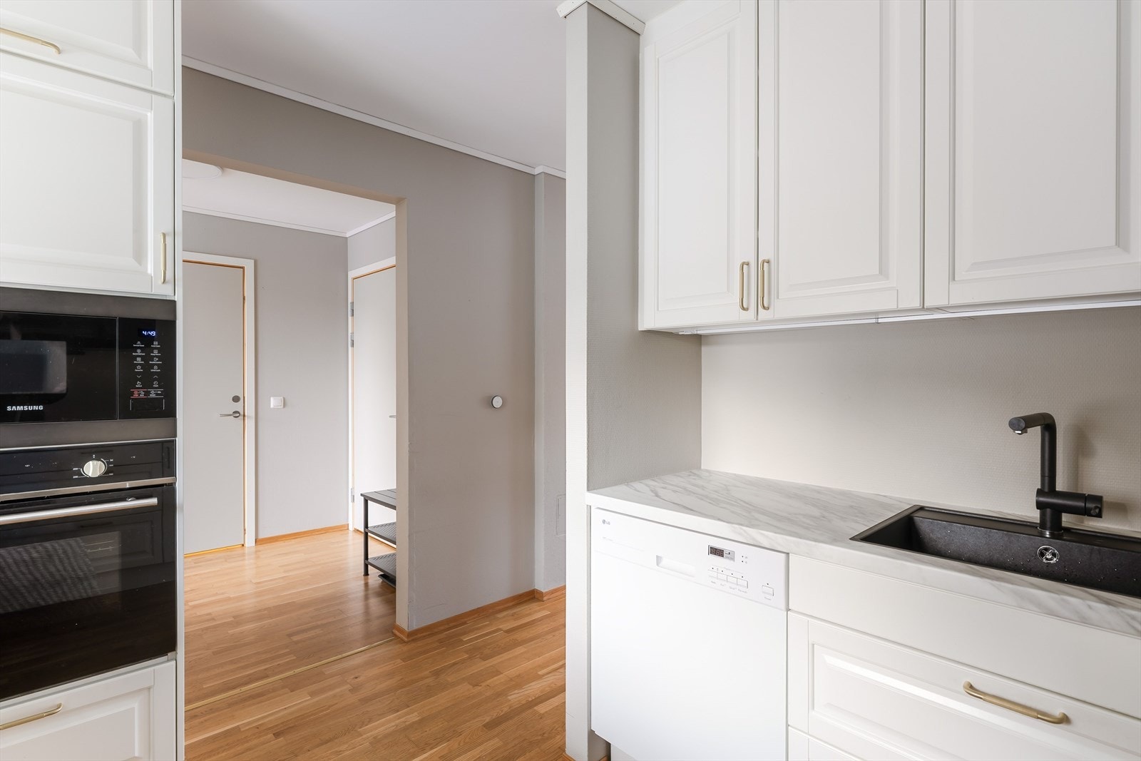 Boligen har en fin planløsning med inngangsdøren til venstre, boddør rett frem, baddør til høyre og stuen til høyre. Galleribilde