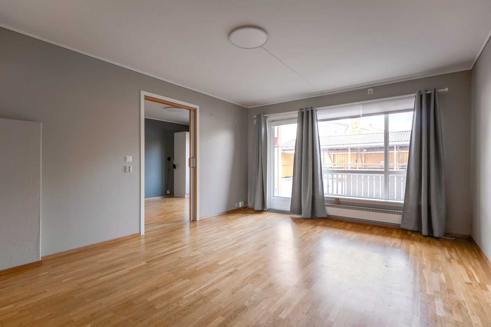 Lys stue som måler 21 m² og har parkett på gulv og moderne farger på vegger. Galleribilde