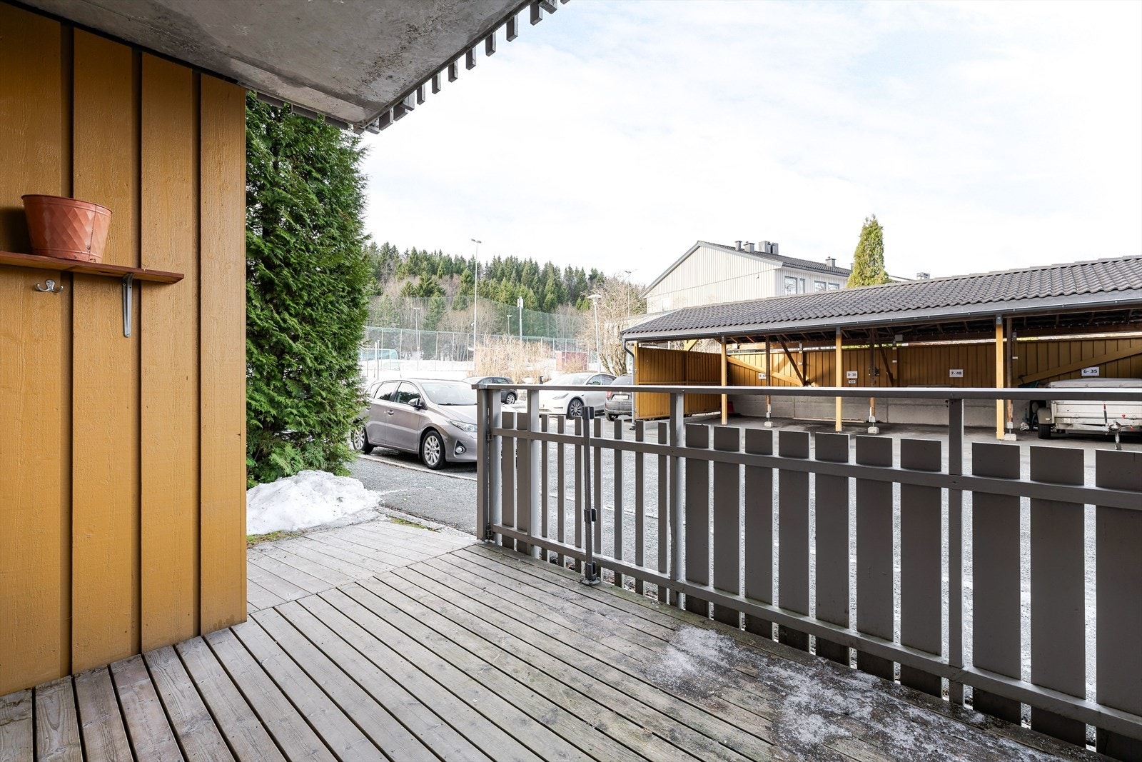 Terrassen er delvis overbygget og utstyrt med skjermvegg og gjerde. Her er det god plass for ønsket utendørsmøblement og praktisk utgang hvis man ønsker det. Galleribilde