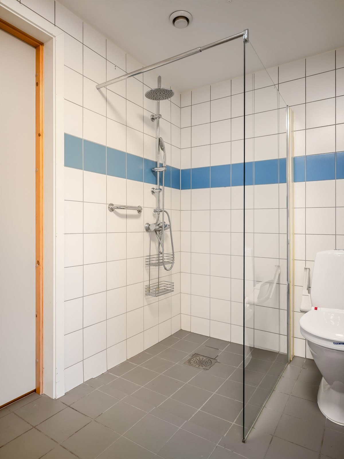 Rommet har også et romslig dusjhjørne med en glassvegg og dusjarmatur. Galleribilde
