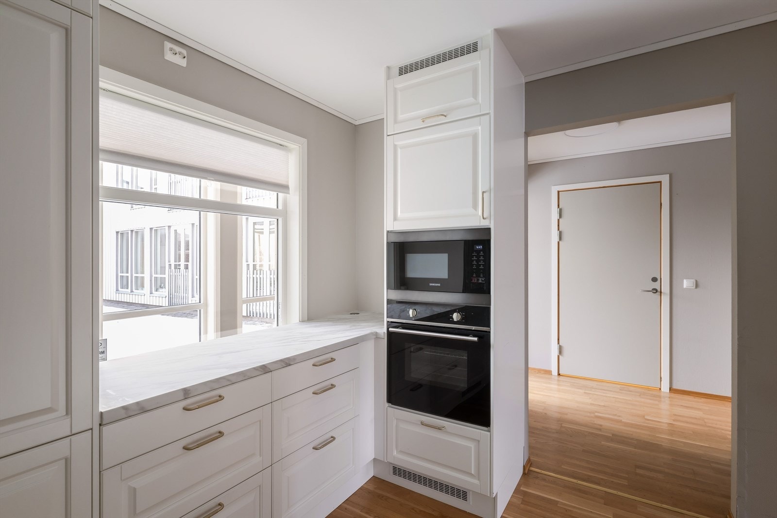 Kjøkkeninnredningen har tidløse hvite fronter og hvitevarene er integrerte. Galleribilde