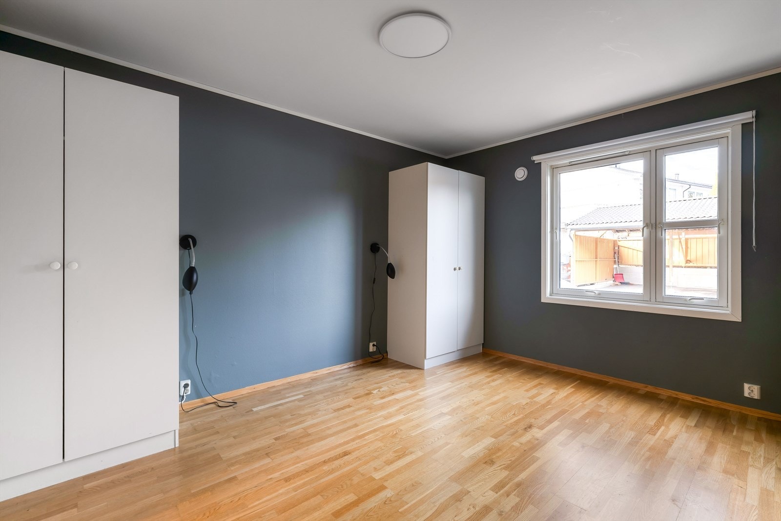 Soverommet måler hele 12,5 m² og er innredet med 2 stk. garderobeskap. Galleribilde