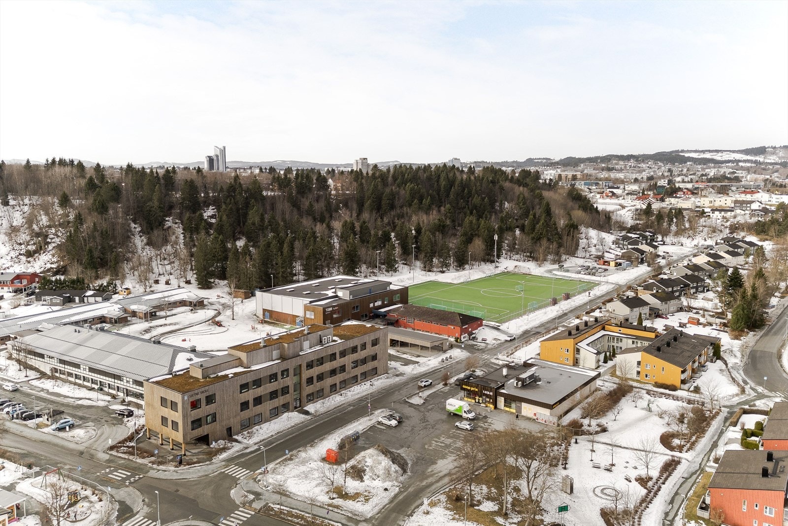 Fra boligen har man enkel tilgang til hverdagslige fasiliteter. Coop Prix Sjetne ligger rett ved boligen og her finnes også post i butikk. Busstopp få meter fra boligen. Galleribilde