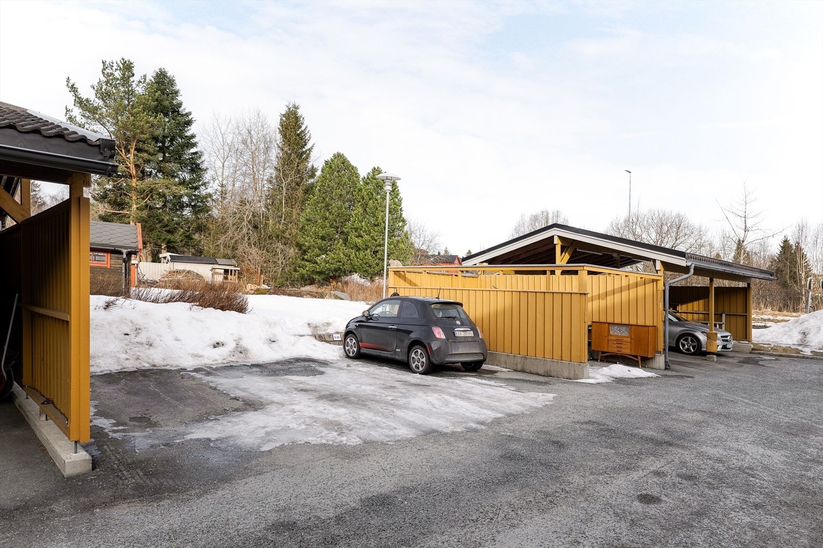 Det er flere gjesteparkeringsplasser rett ved og man kan søke om fast parkeringsplass ute til kr. 150,- pr. mnd. Galleribilde