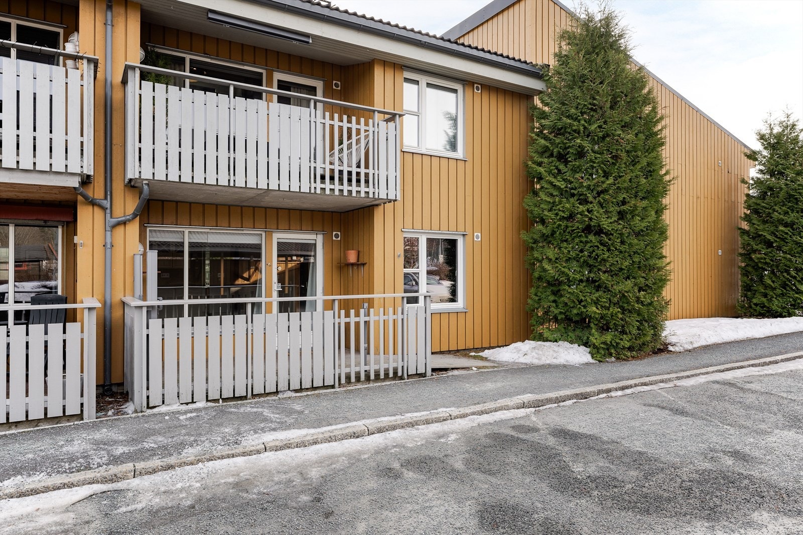 Proaktiv Eiendomsmegling ved Lisbeth Kristengård har gleden av å presentere en lys og romslig 2-roms selveierleilighet som ligger i 1. etasje i sameiet Sjetne Park. Galleribilde