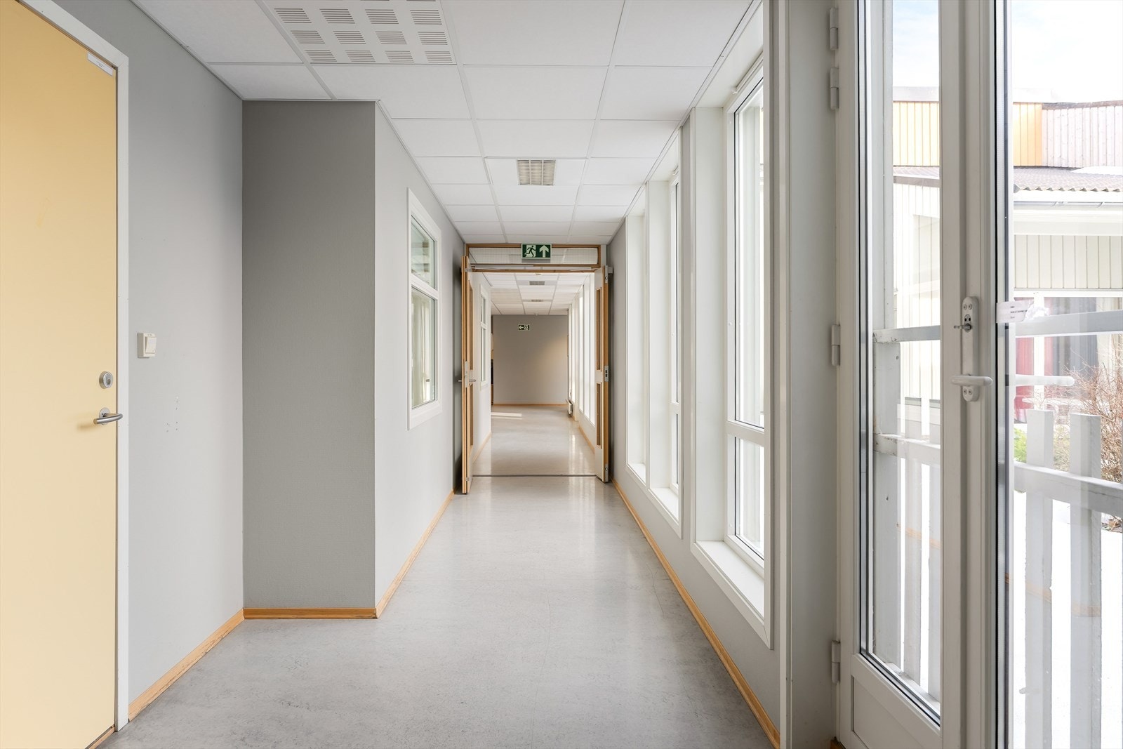 Via en felles gang ankommer man leiligheten. I fellesområdene finnes det sitteplasser og det er også mulig å leie en felles stue. (Man kan også gå inn terrassedøren.) Galleribilde