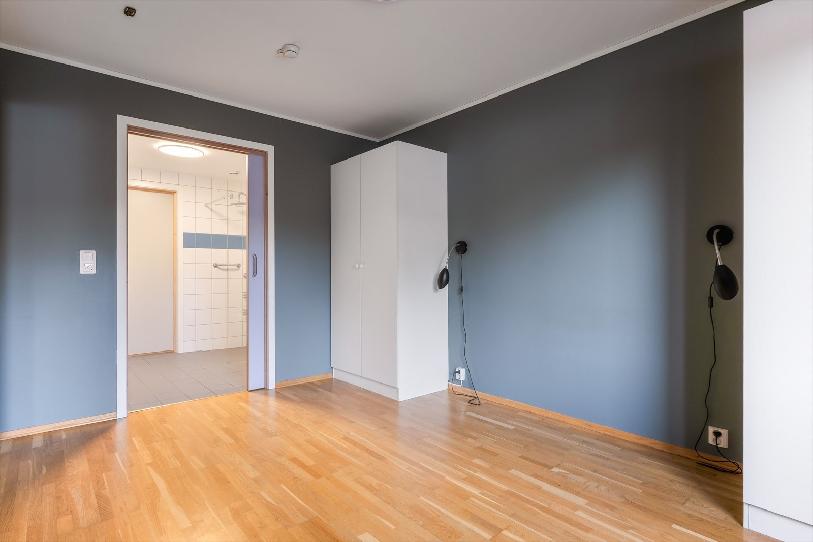 Rommets størrelse gir god plass til dobbeltseng, nattbord og tilhørende soveromsmøblement. Galleribilde