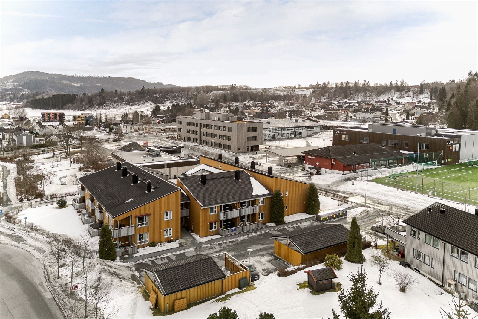 Kun få minutters gange fra boligen ligger Sjetne skole, som rommer både barne- og ungdomstrinn. I tillegg er det flere barnehager i nærområdet som gjør beliggenheten ypperlig for barnefamilier. Galleribilde