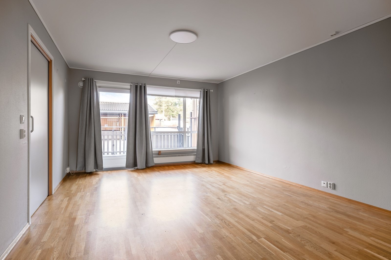 Store vindusflater tilfører rikelig med innlys til oppholdsrommet. Det er uttak for kabel-tv/internett som er inkludert i de månedlige felleskostnadene. Galleribilde