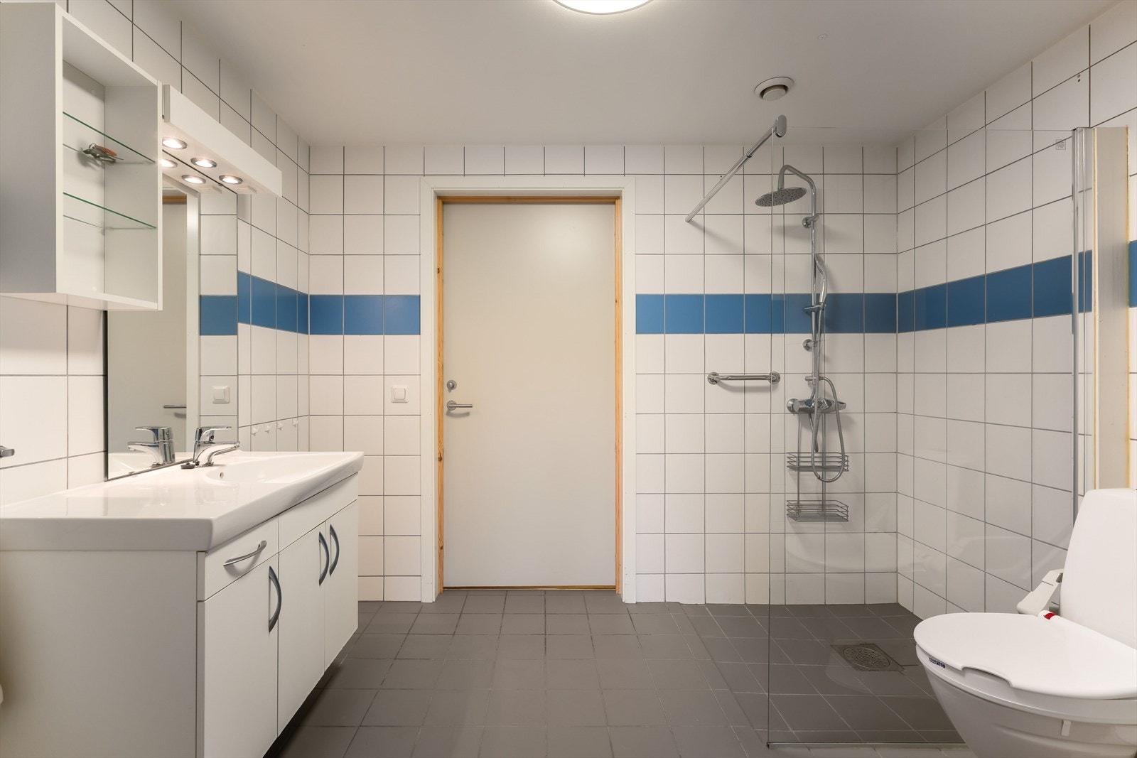 Det flislagte baderommet måler 6,5 m². Galleribilde