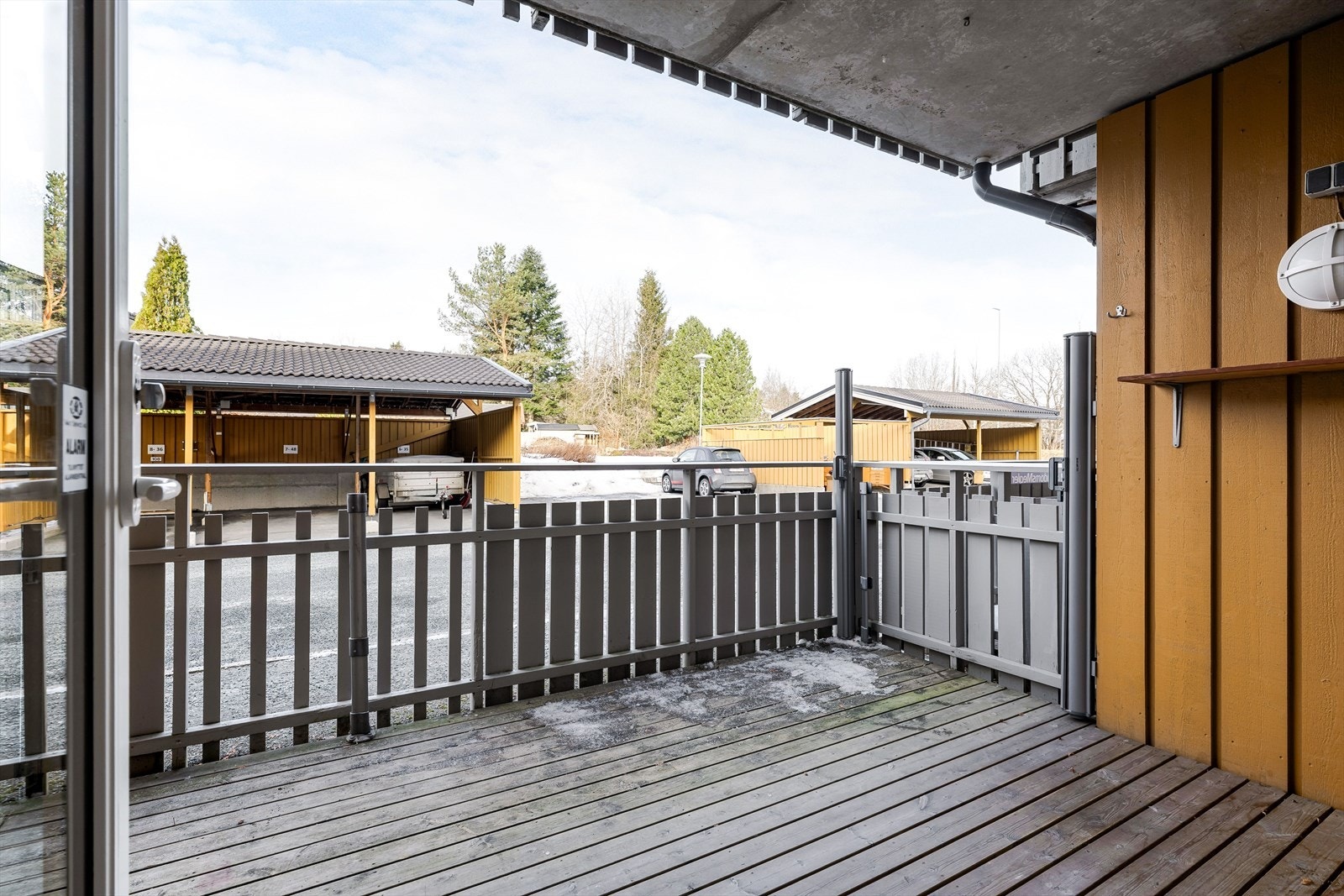 Fra stuen er det utgang til vestvendt terrasse på 9 kvm, med gode solforhold på ettermiddag- og kveldstid. Galleribilde