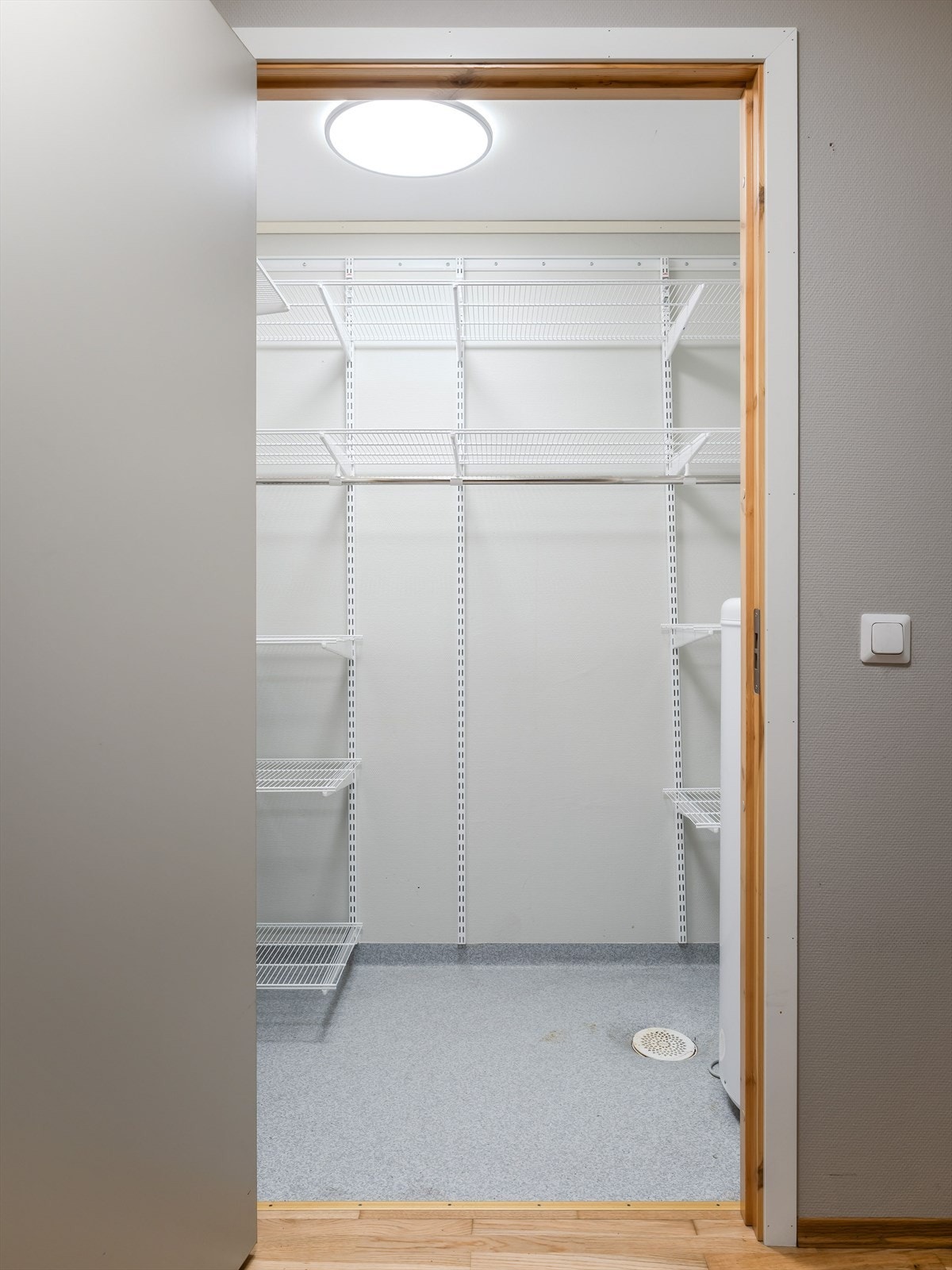 Boden ligger rett ved inngangsdøren og er på 2,5 kvm. Boden er innredet med hyller som gir ytterligere oppbevaringsplass. Galleribilde