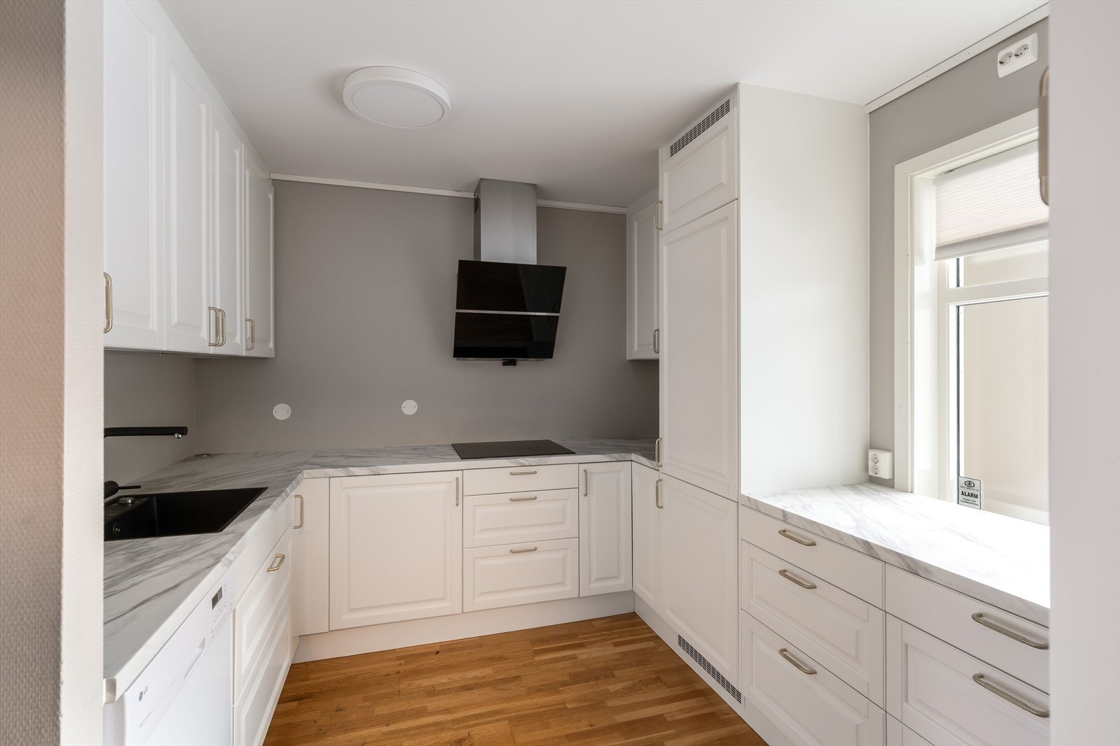 Kjøkkenet ligger adskilt fra stuen og måler 10 m². Galleribilde