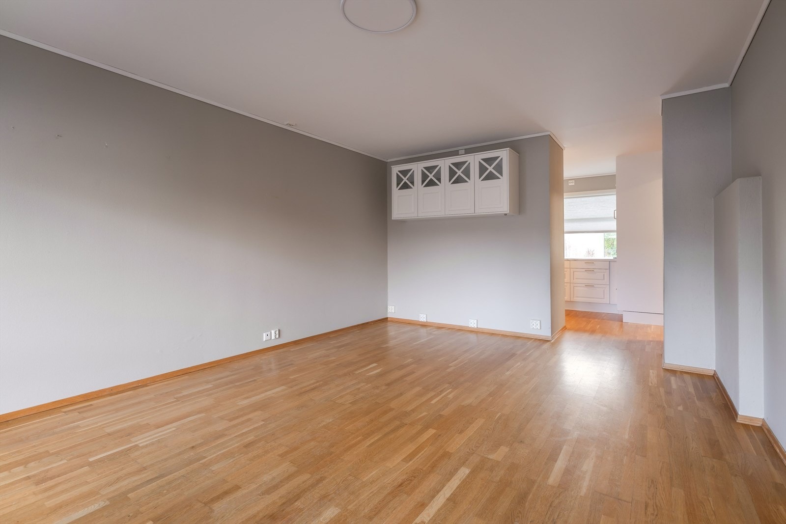 Rommet har god plass til sofagruppe, tv-møblement, godstoler og spisegruppe. Galleribilde