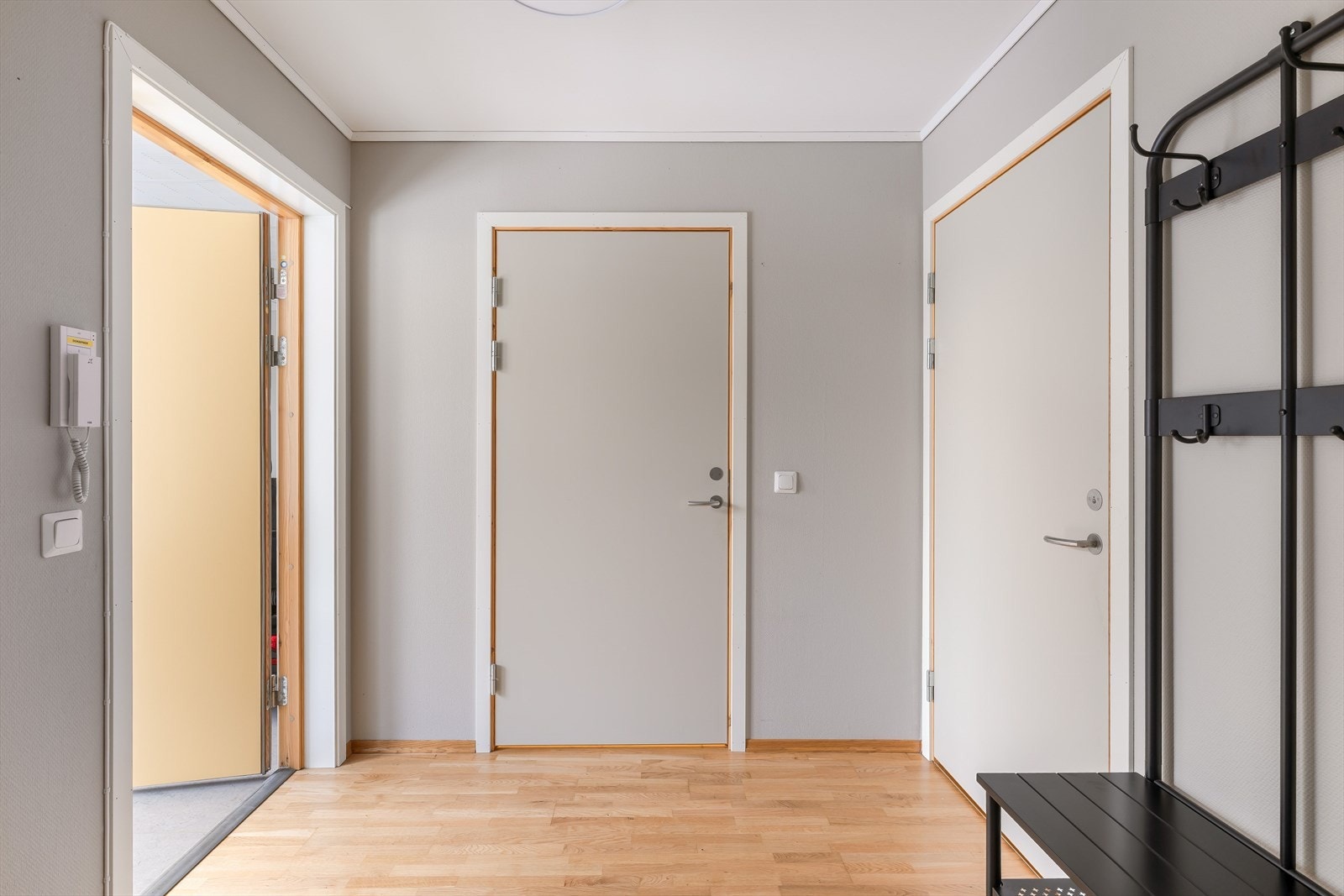 Velkommen inn! Her har man porttelefon og plass til å henge opp yttertøy og sette ifra seg sko. Galleribilde