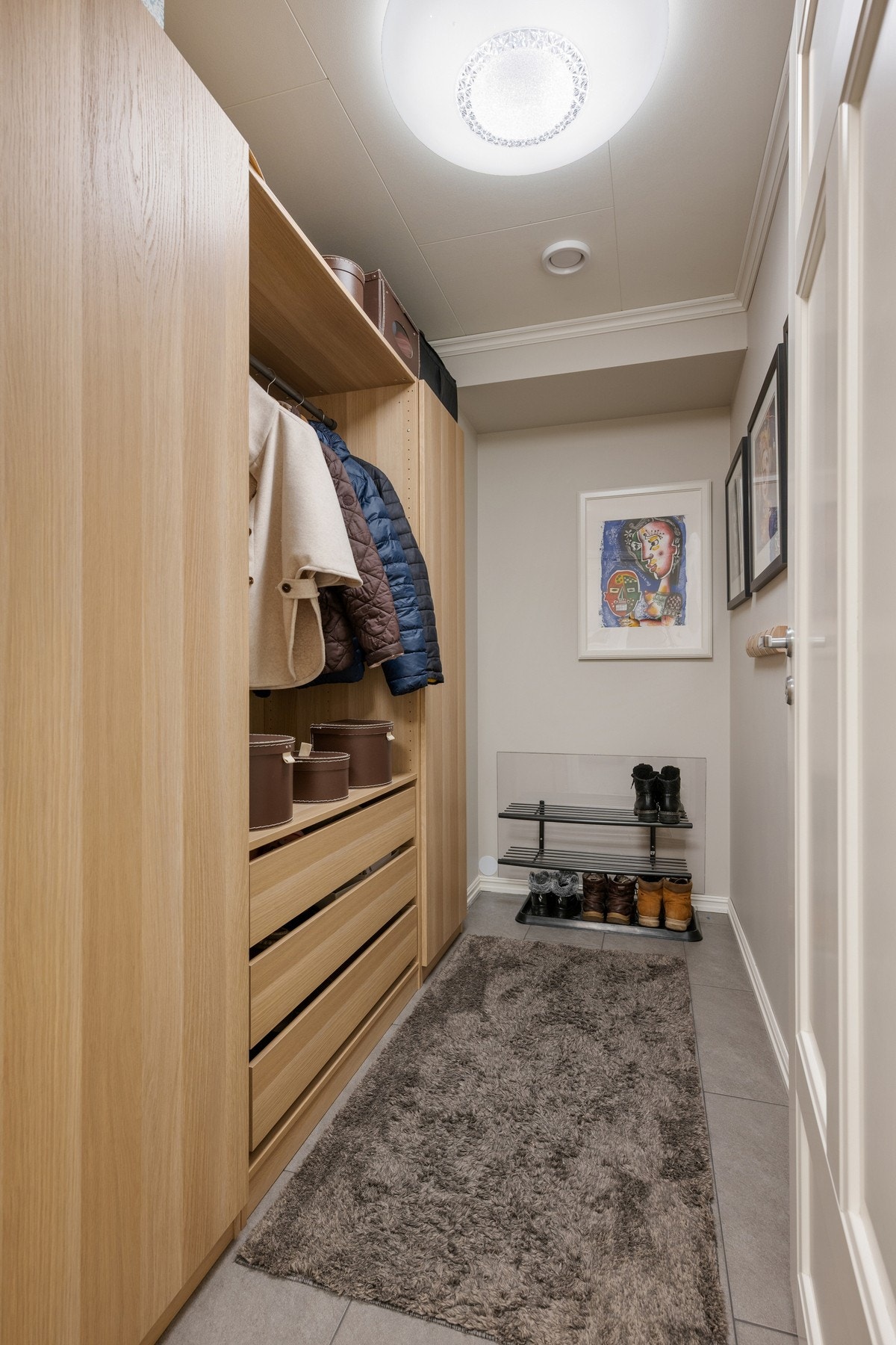 Et praktisk garderoberom / walk-in i tilknytning entré for ytterligere oppbevaring. Galleribilde