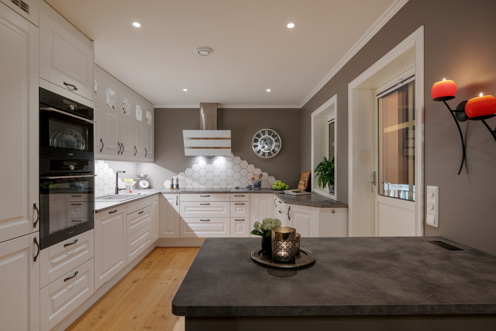 Kjøkken med innredning fra Nybo og gode arbeidsflater. Galleribilde