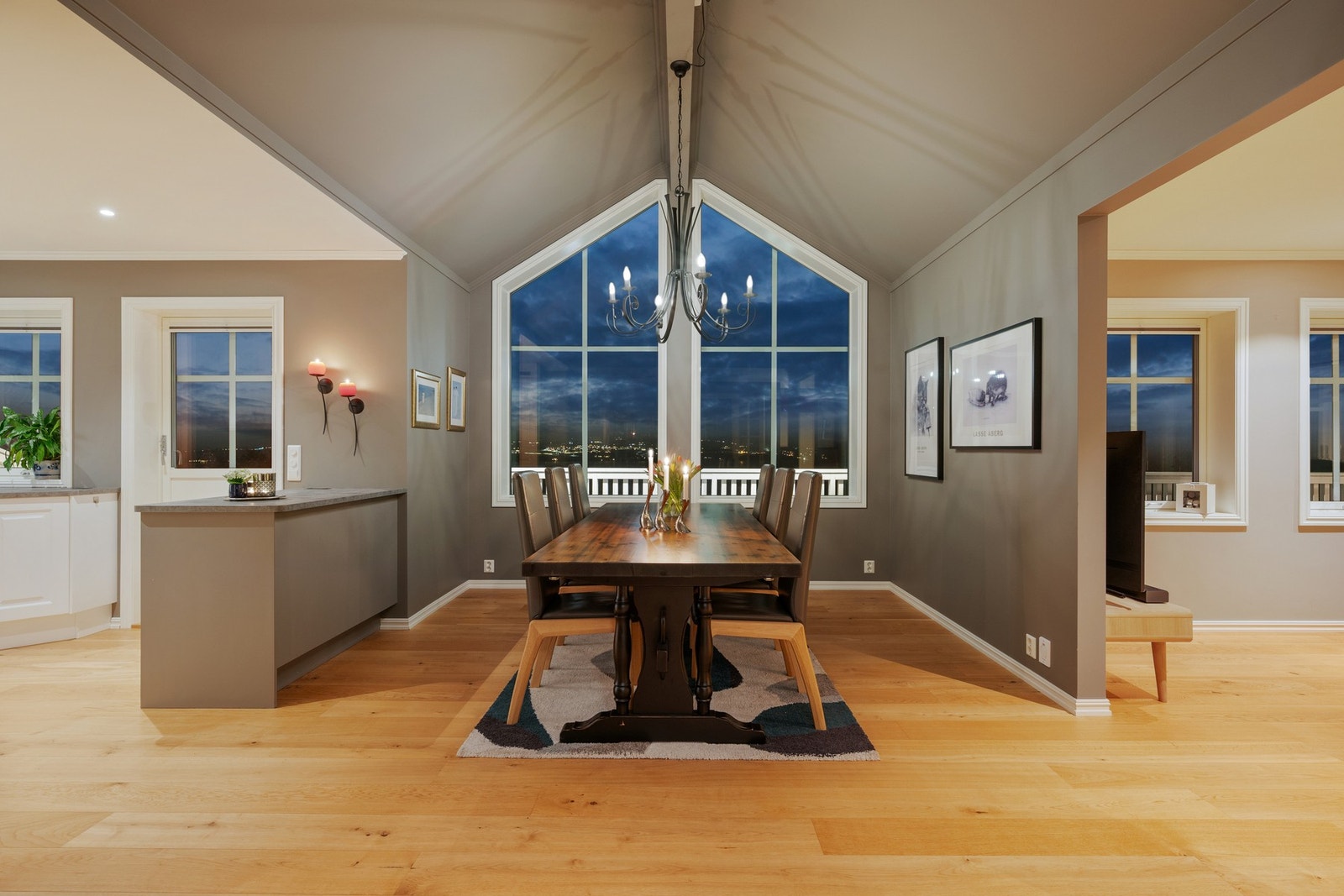 Videre kommer du til boligens stue/spisestue som ligger i åpen løsning. Galleribilde