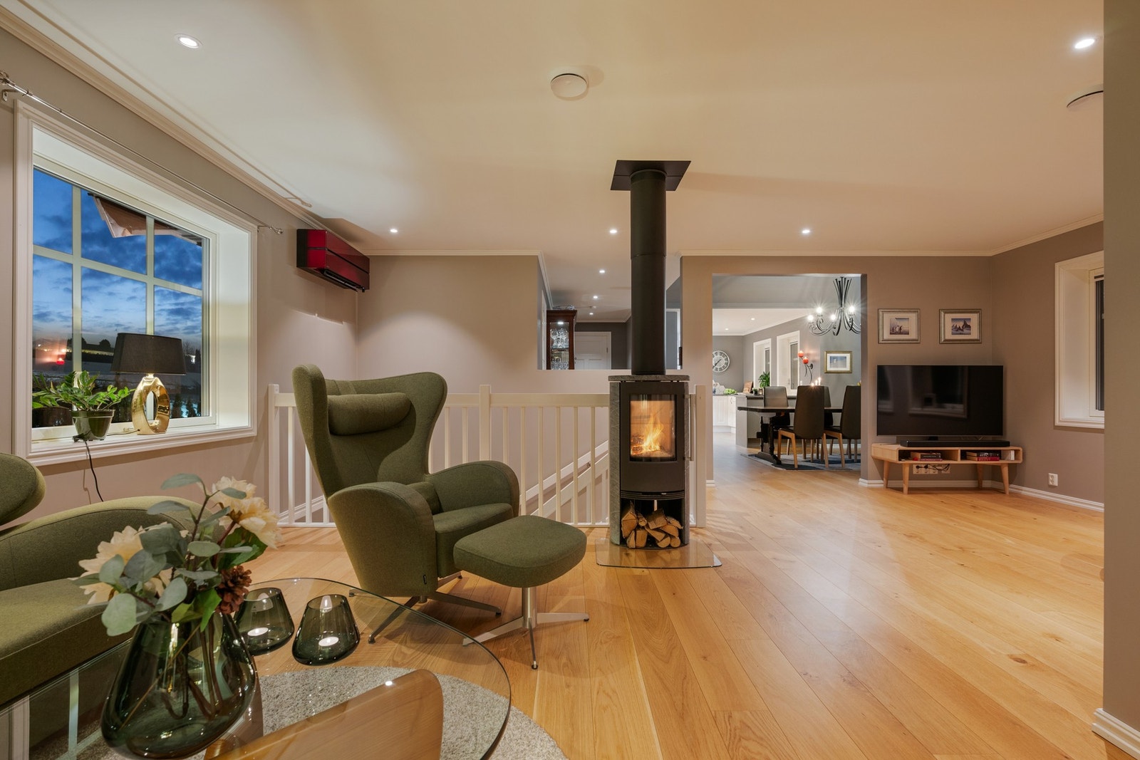 Peisovnen skaper både varme og hyggelig stemning i oppholdsrommet. Galleribilde