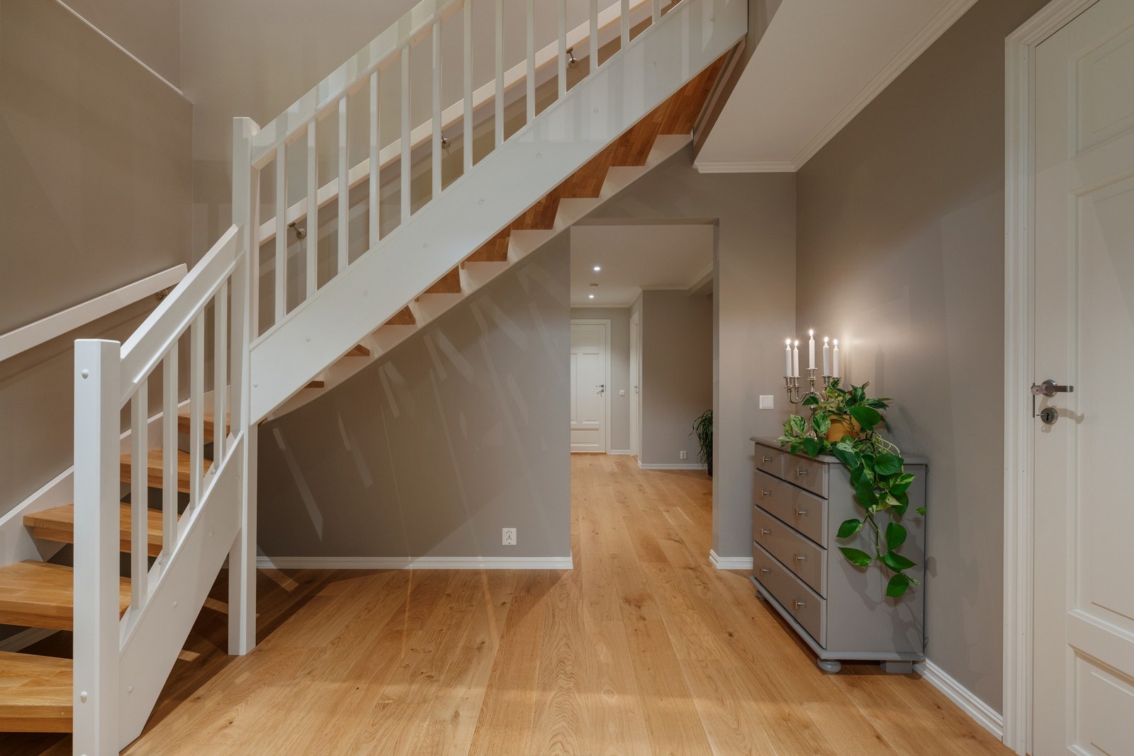 Romslig gang med adkomst til flere av rommene i etasjen. Galleribilde