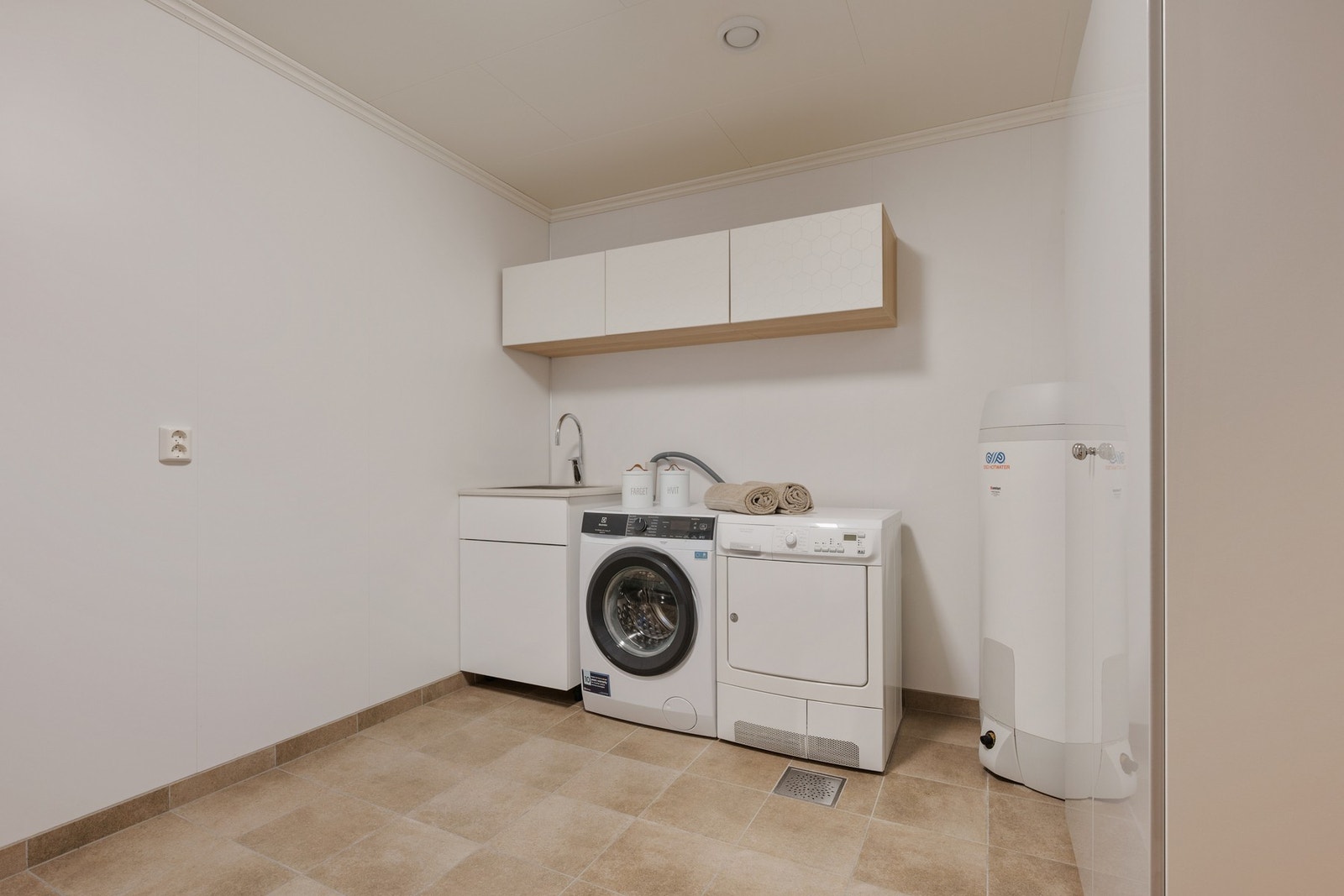 Stort vaskerom med utgang til delvis overbygget platting med nydelig fjordutsikt. Galleribilde