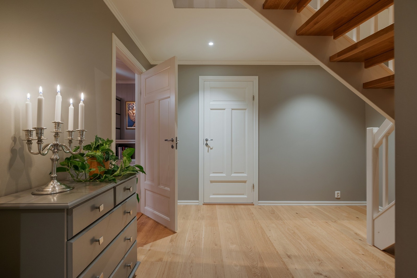 Gang / trapperom i underetasjen. Galleribilde