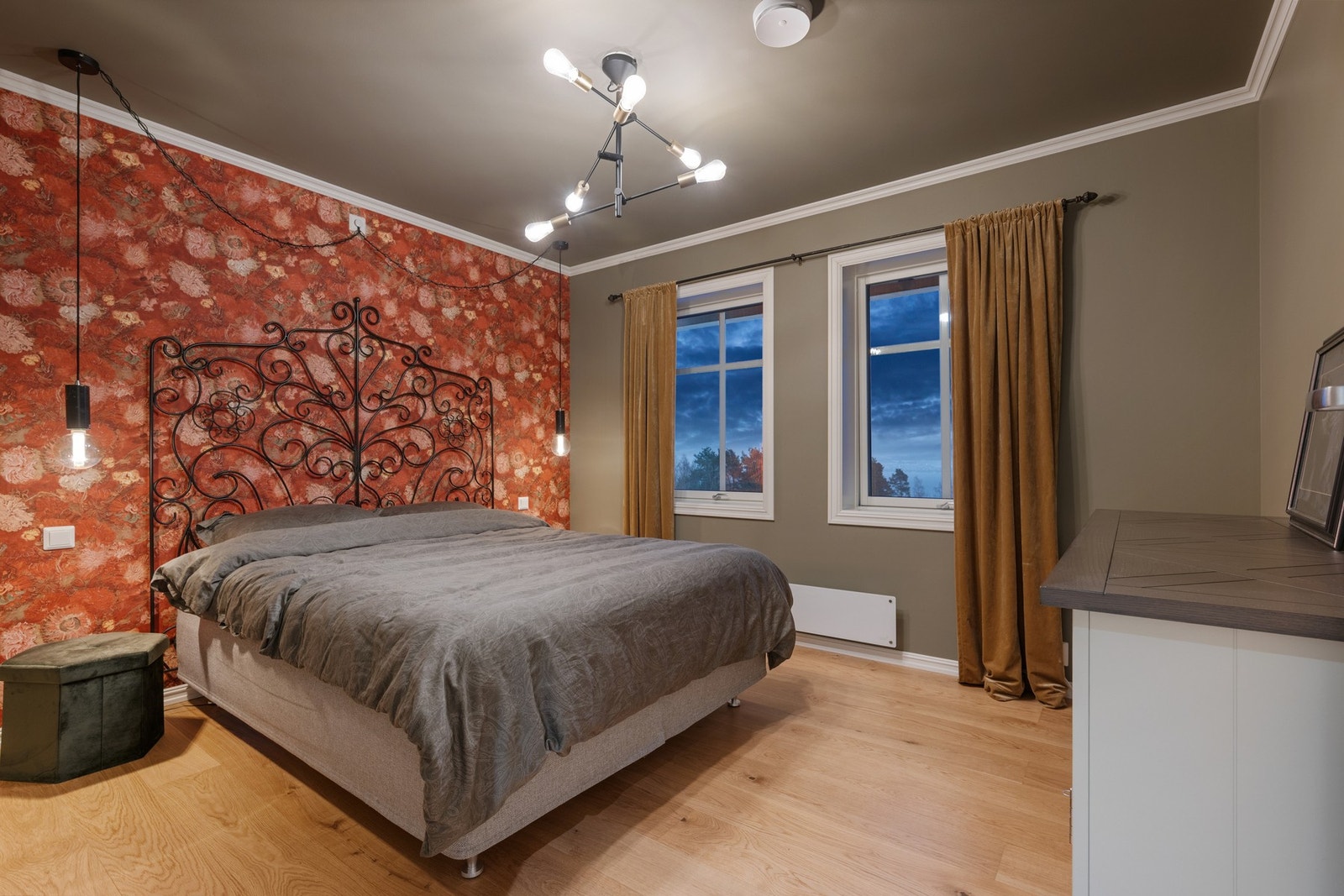 Romslig hovedsoverom med plass til dobbeltseng og garderobe. Galleribilde