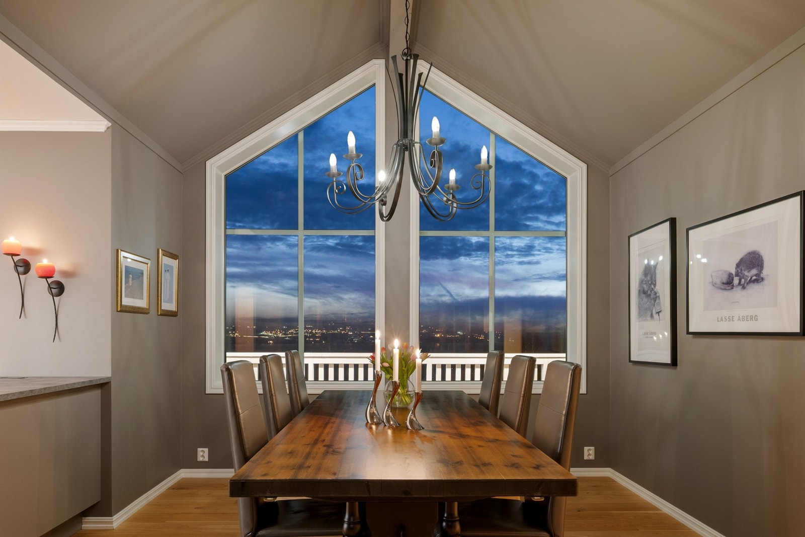 Fra spiseplassen kan man nyte den nydelige utsikten mot fjorden. Galleribilde