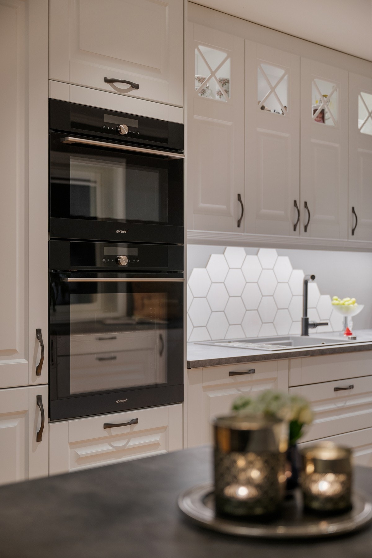 Integrerte hvitevarer og praktiske løsninger gir et funksjonelt kjøkken. Galleribilde