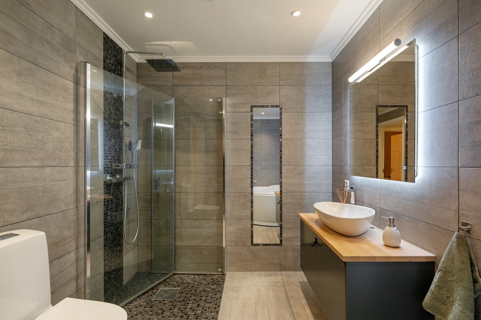 Delikat baderom med moderne uttrykk. Galleribilde