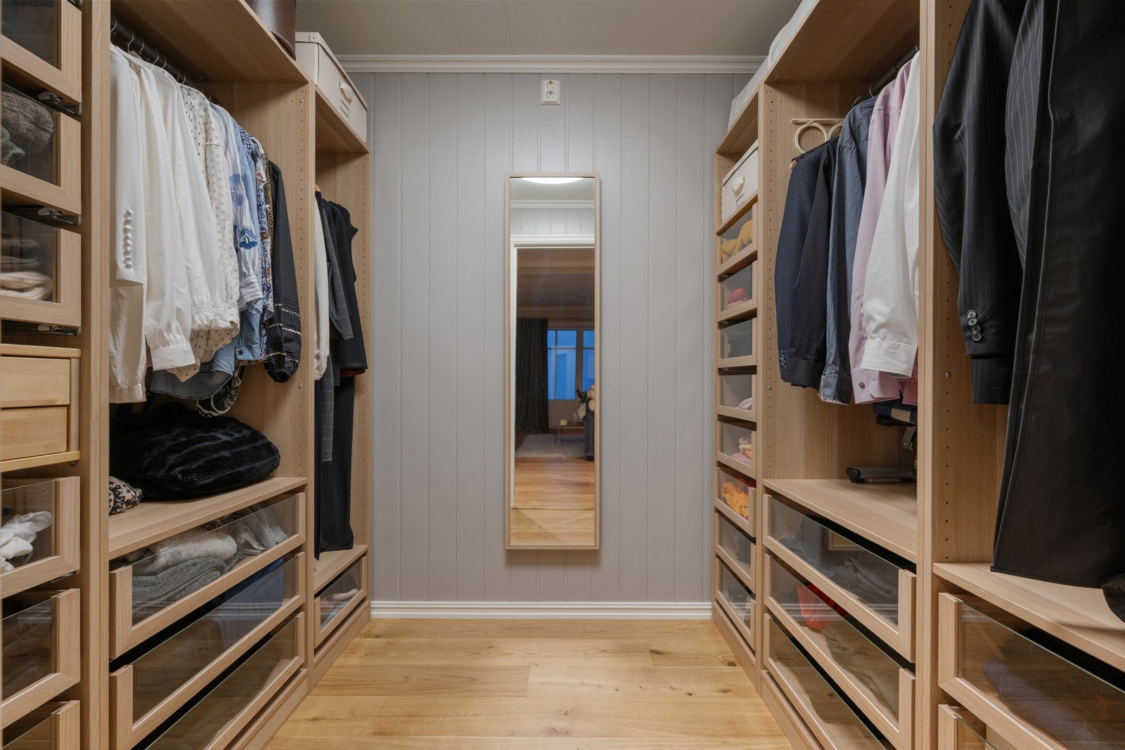 Praktisk garderoberom/walk-in med god oppbevaringsplass. Galleribilde