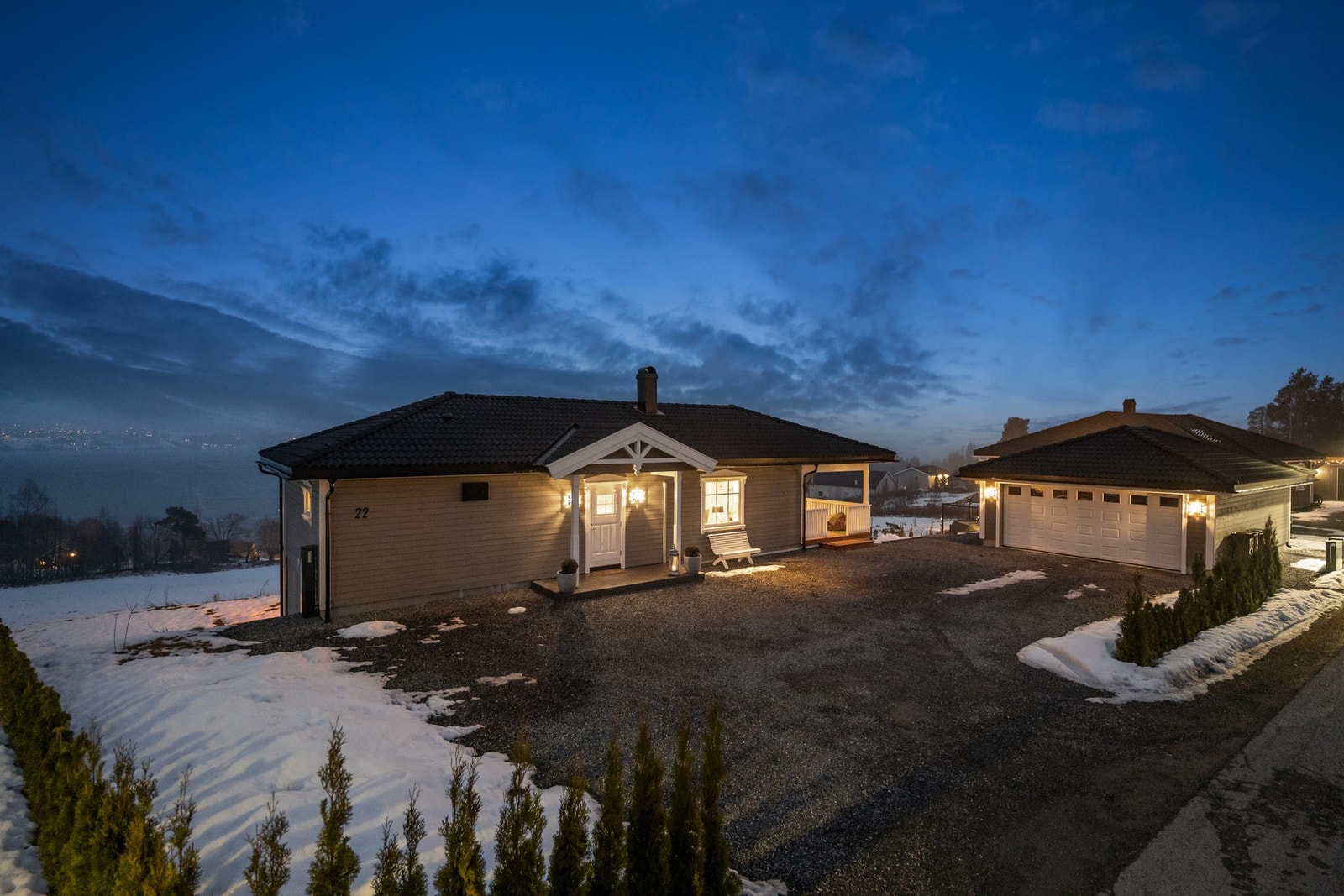 Moderne og innholdsrik enebolig fra 2020 med flott beliggenhet og nydelig utsikt mot Tyrifjorden. Galleribilde