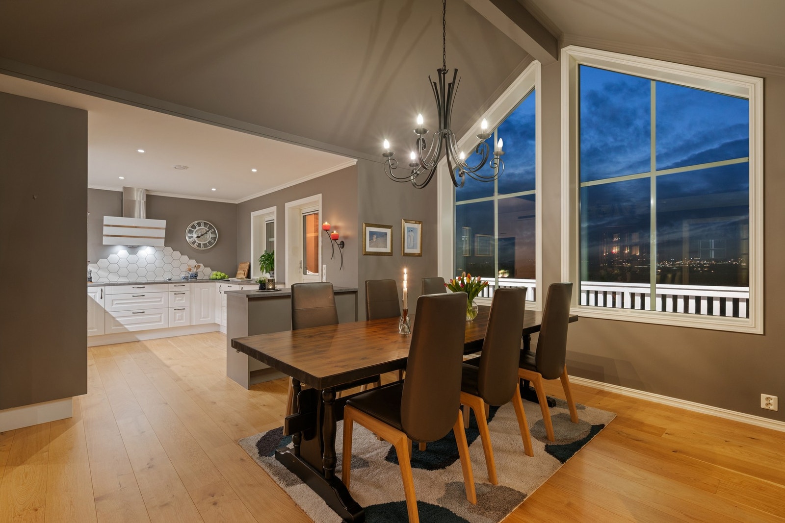 Åpen løsning mellom kjøkken og spisestue skaper en sosial og luftig romfølelse. Galleribilde