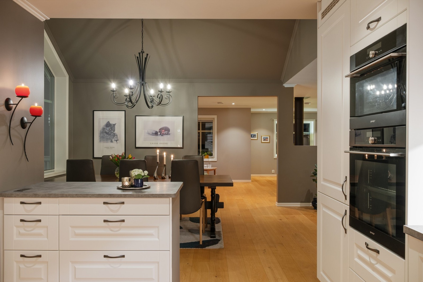 Kjøkkenøy fra 2023 gir ekstra arbeidsflate og oppbevaringsplass. Galleribilde