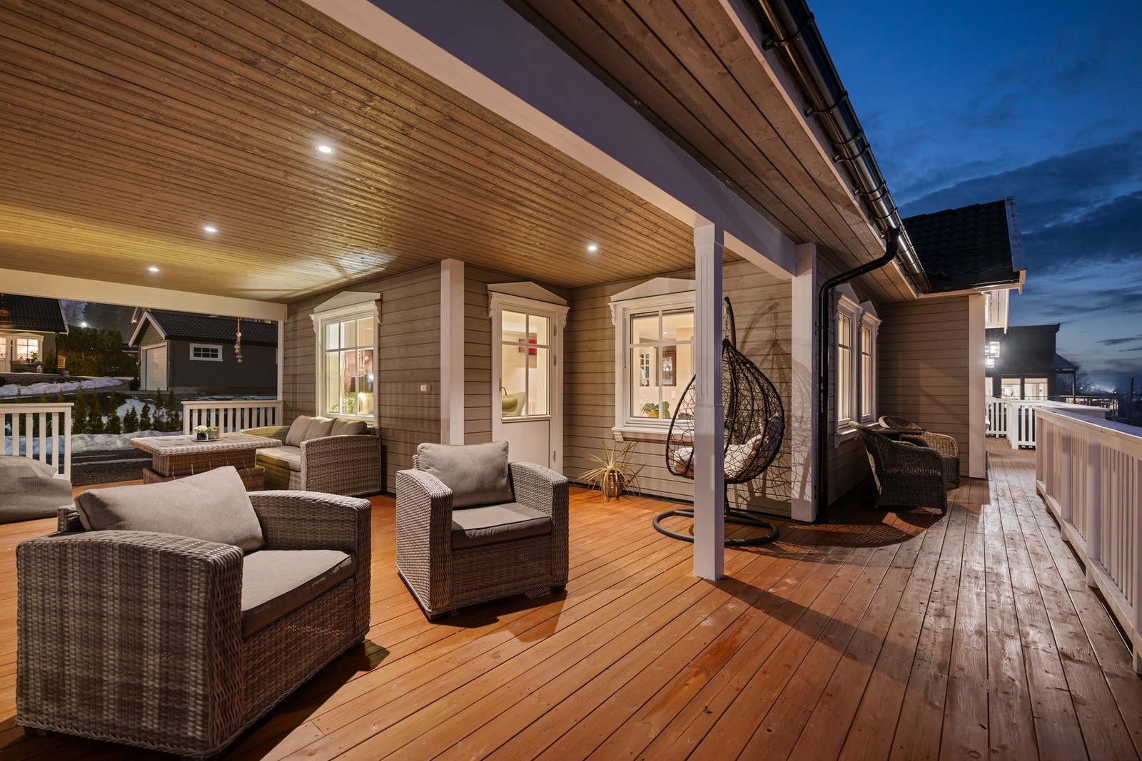 Det er gode møbleringsmuligheter på den store terrassen. Galleribilde