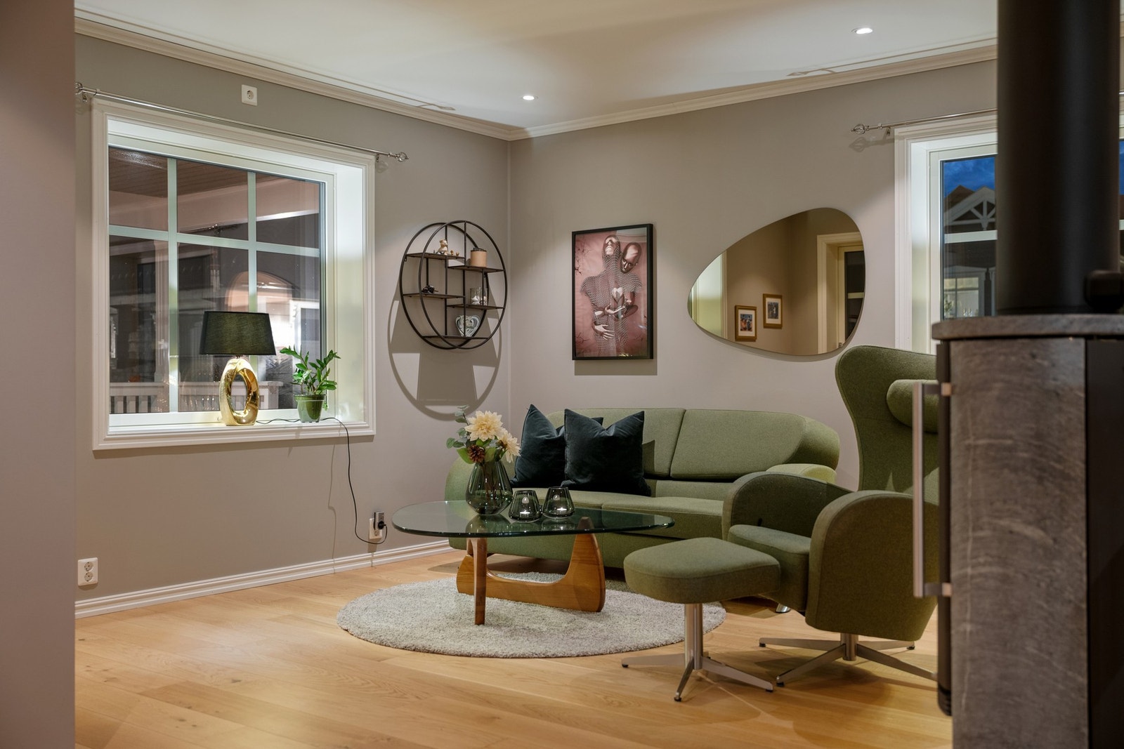 Flere sittegrupper kan etableres i den luftige stuen. Galleribilde