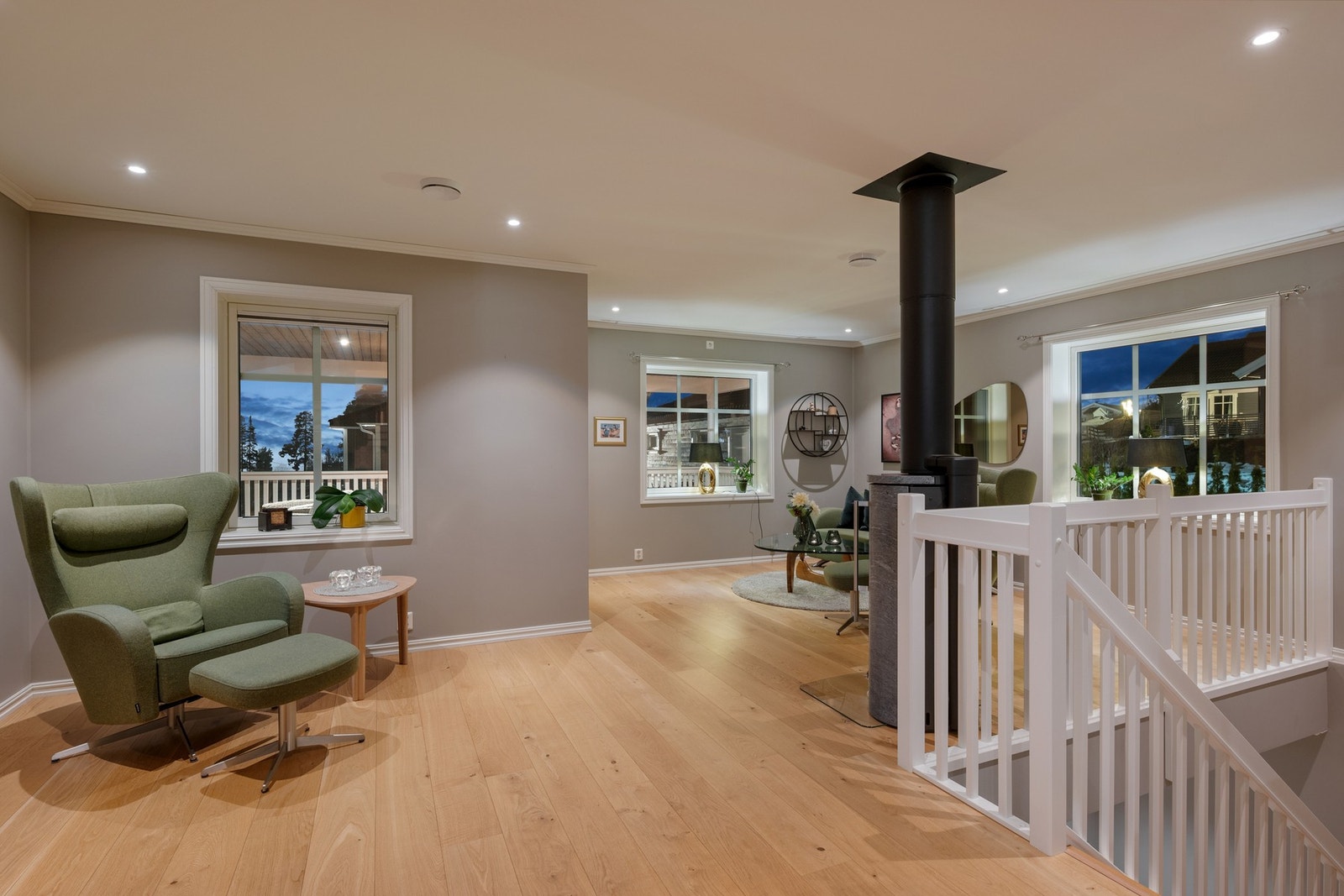 Romslig stue med gode møbleringsmuligheter. Galleribilde