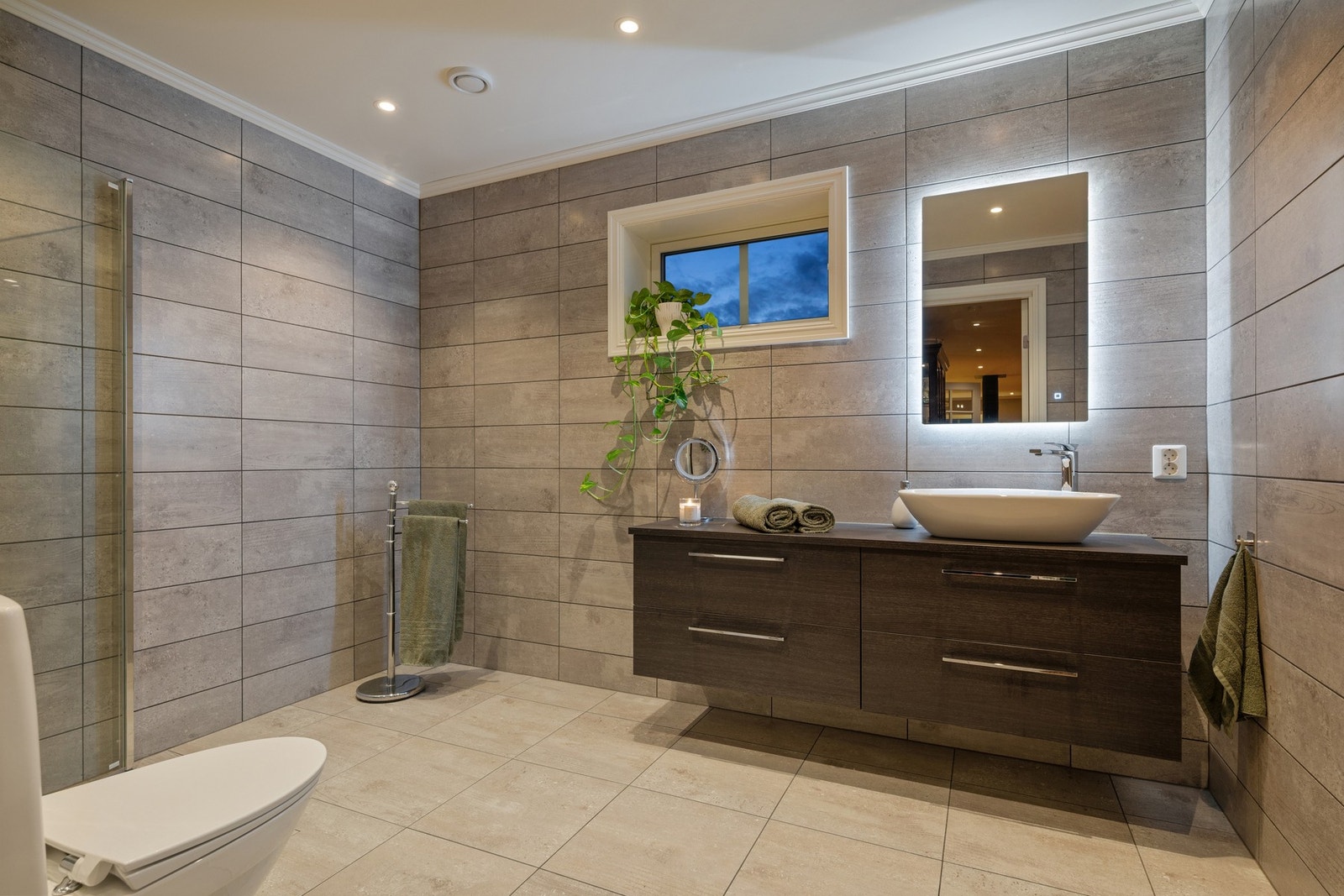 Romslig bad med moderne uttrykk og god plass til innredning. Galleribilde