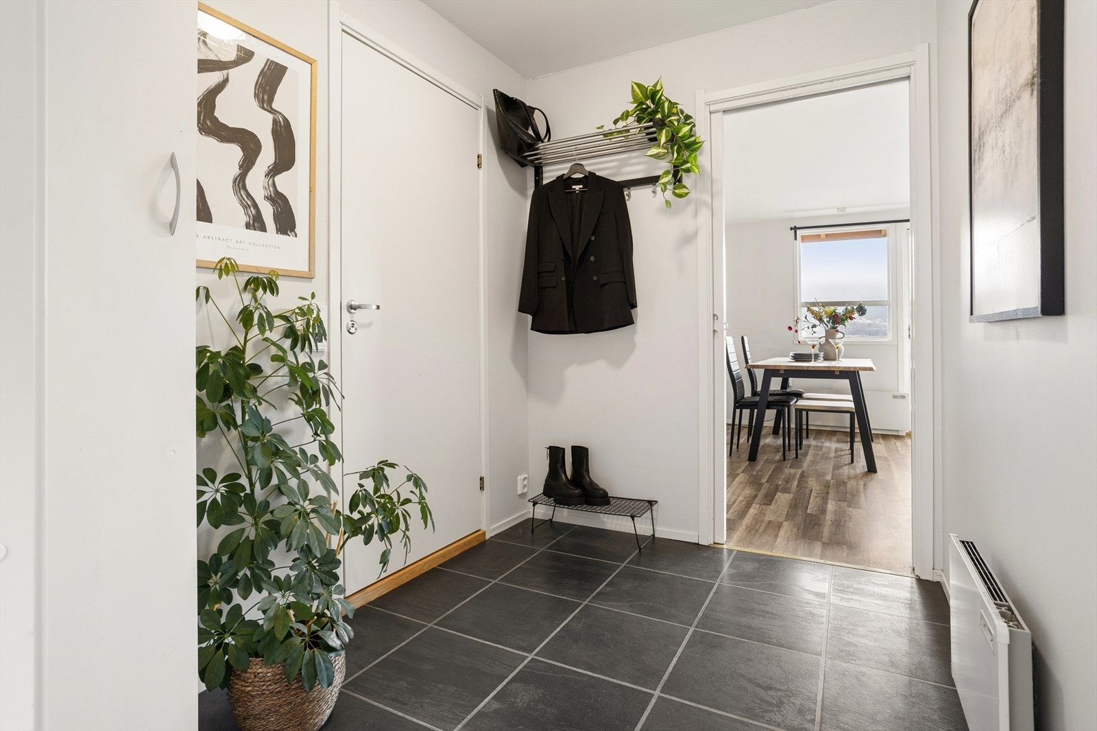 Stor gang med plass til oppbevaring av yttertøy. Galleribilde