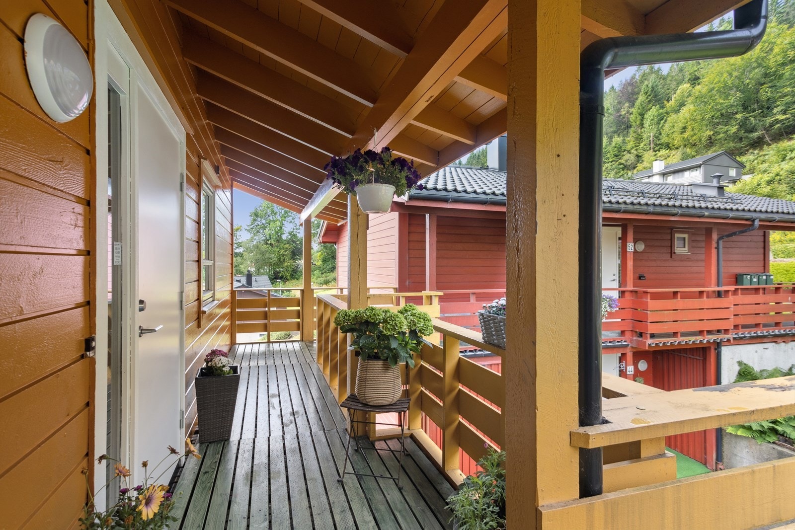 Det er trappefri adkomst til leiligheten og egen inngang. Galleribilde