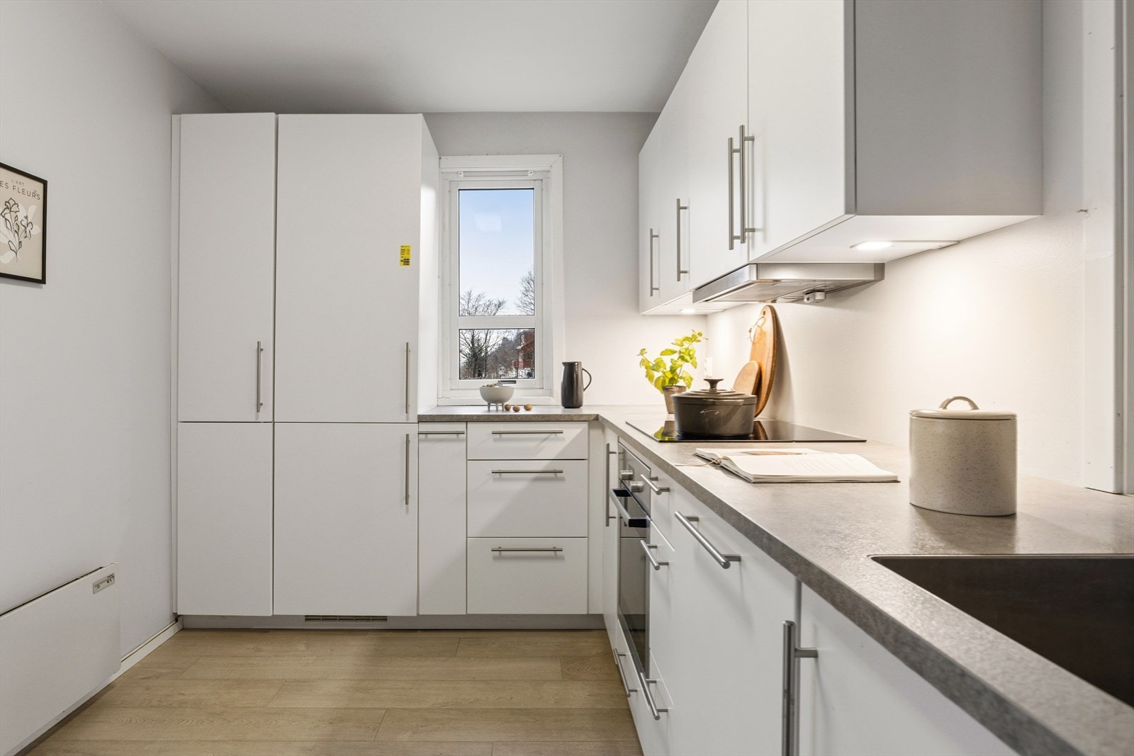 Meget god skap- og benkeplass. Galleribilde