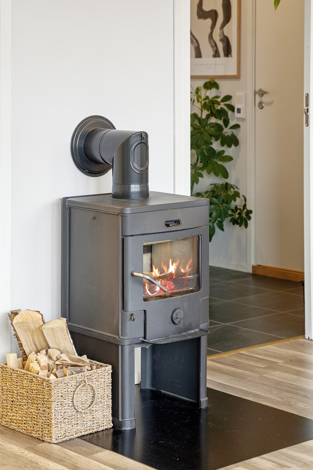 Koselig vedovn som varmer godt på kalde vinterkvelder. Galleribilde