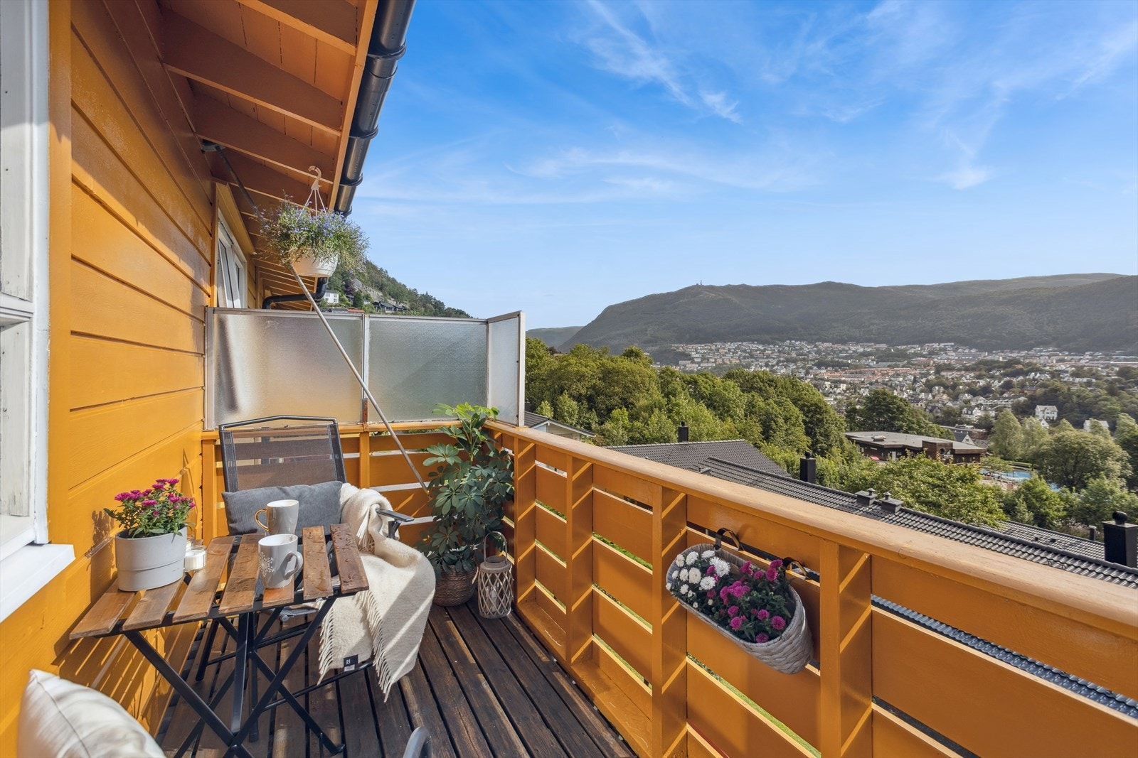 Her kan du nyte kaffen i morgensolen. Galleribilde