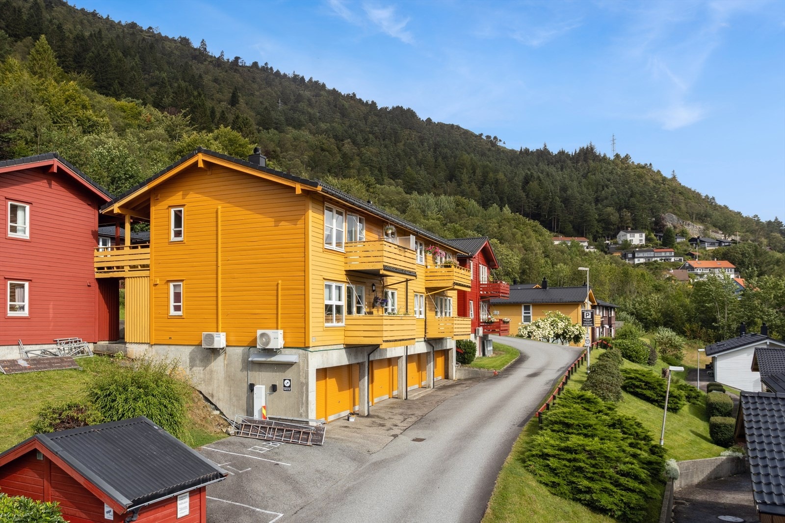 Leiligheten har en attraktiv og tilbaketrukket beliggenhet i et ettertraktet boligområde i Bergen. Galleribilde