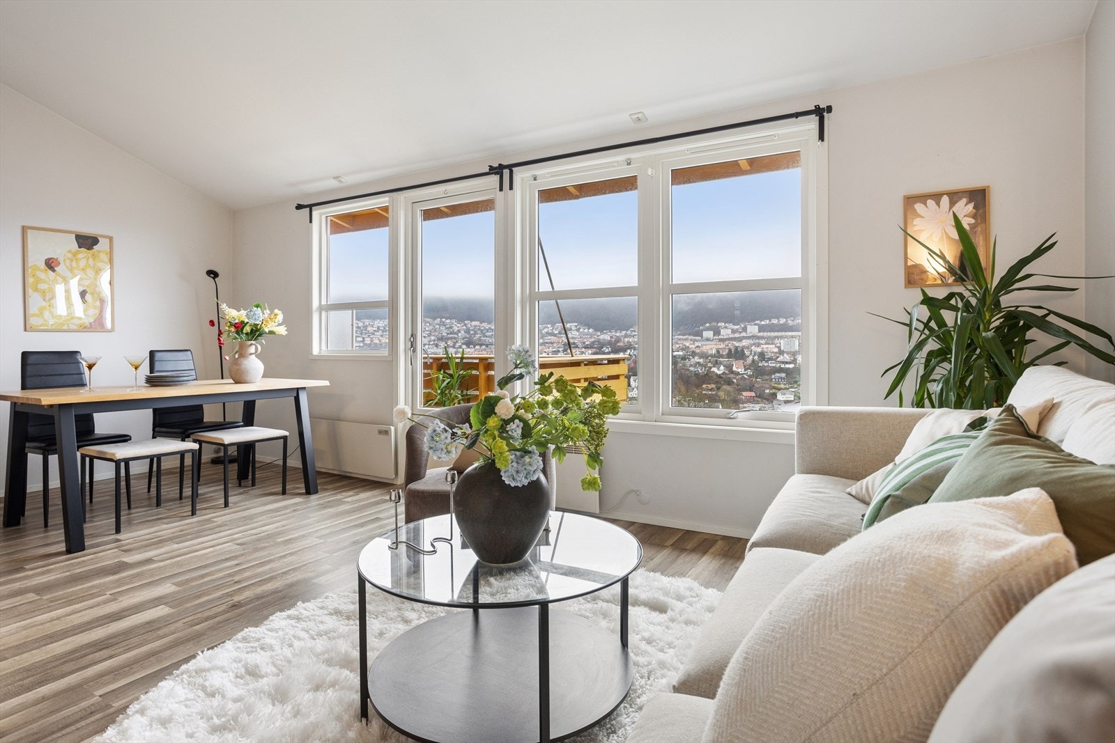 Det er store vindusflater som slipper inn godt med dagslys. Galleribilde